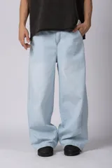 Jean baggy de corte amplio y relajado, color celeste claro, con diseño de pierna ancha y estilo urbano.