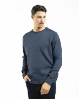 Buzo tejido de punto con cuello redondo, manga larga y puños y ruedo acanalados. Presenta un diseño clásico y versátil con un pequeño detalle de etiqueta en el lateral inferior.