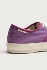 Zapatilla baja de cordones de Fruit of the Loom x Zara, confeccionada en tejido de algodón morado con detalles en tono burdeos y suela de goma blanca con volumen.