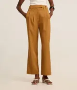 Pantalón de sastrería corte recto confeccionado en crepé, con pliegues delanteros y cintura con detalle cruzado. Presenta un diseño estructurado y elegante.