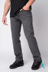 Jean de corte recto y ajuste relaxed fit, confeccionado en denim azul con lavado clásico.