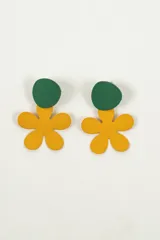 Aros colgantes con diseño de flor, compuestos por una pieza superior circular en color verde y una pieza inferior en forma de flor de cinco pétalos en color amarillo.