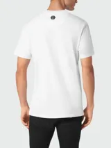 Camiseta blanca de algodón con cuello redondo y manga corta. Estampado frontal con diseño de personajes sonrientes y texto "Fucking Happy Plein".