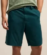 Bermuda de sarga color blanco, de corte recto y diseño básico con bolsillos laterales y traseros.