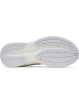 Championes de running Under Armour modelo Velociti, color blanco con detalles en amarillo, naranja y verde. Presentan un diseño ligero con tejido elástico en la parte superior y entresuela de espuma reactiva para un alto retorno de energía.