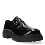 Zapato tipo mocasín de charol negro con suela track gruesa y cierre mediante hebilla metálica en el empeine.