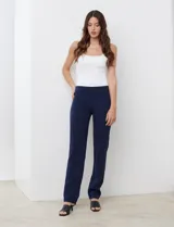Pantalón de vestir azul marino, marca Zac & Rachel, con pretina con faja interna modeladora y bolsillos rectos delanteros y traseros simulados.
