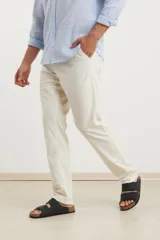 Pantalón de corte recto, color azul marino, confeccionado en 50% algodón y 50% lino.