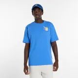 Remera de algodón New Balance, color azul, con cuello redondo, mangas cortas y estampa gráfica pequeña en el pecho que representa una caja de papas fritas.