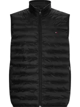 Chaleco negro acolchado con diseño plegable, acabado repelente al agua y aislamiento térmico. Tiene cuello alto, cierre de cremallera y dos bolsillos con cremallera en la cintura. Presenta el logo de Tommy Hilfiger bordado en el pecho.
