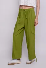 Pantalón verde oliva de lino y viscosa, corte palazzo, con bolsillos cargo laterales, cintura elástica ajustable con cordón y tobillos ajustables con lazos.