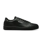 Championes Reebok modelo Court Clean, de diseño clásico y minimalista en color negro. Confeccionados en material sintético con cordones al tono, suela de goma resistente y logo de la marca en el lateral, lengüeta y talón.