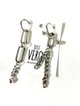 Par de aros colgantes de acero quirúrgico plateado, con cierre de aro tipo argolla. Uno de los aros presenta un dije de cadena gruesa y un piercing tipo barra recta, mientras que el otro presenta un dije de cadena fina con una bolita en el extremo.