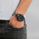 Reloj Maserati modelo R8873621005 de acero inoxidable en color negro, con esfera azul texturizada, función de cronógrafo y fechador.