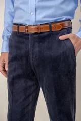 Pantalón de pana de corte clásico, color tostado, con cierre de botón y cremallera, bolsillos laterales y traseros.