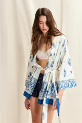 Kimono corto blanco con estampado de cachemir azul, mangas anchas y lazo para atar en la cintura.