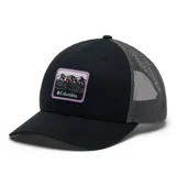Gorro tipo trucker negro con paneles de malla gris en la parte trasera y un parche frontal con un diseño de montañas en tonos violeta, blanco y rojo, y el logo de Columbia. Cuenta con cierre a presión ajustable.