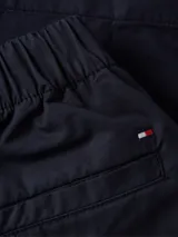 Pantalón corto azul marino de algodón con cierre de cremallera oculta y botón, cuatro bolsillos y logo de Tommy Hilfiger en la parte trasera.