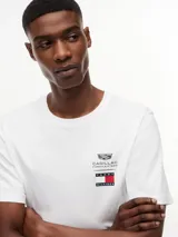 Remera de corte regular confeccionada en puro algodón, con cuello redondo acanalado. Presenta un diseño minimalista con el logo de la colaboración entre Tommy Hilfiger y Cadillac Formula 1 Team estampado en el pecho.