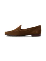 Mocasín de cuero tipo gamuza color marrón cognac, con diseño clásico, costuras visibles y detalle de antifaz en el empeine.