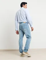 Pantalón de jean de corte recto, color azul.