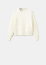 Sweater de punto color blanco crudo, con cuello redondo y mangas largas.