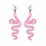 Par de aros colgantes con forma de serpiente plateada con detalles en negro.