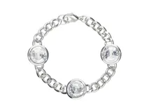 Pulsera plateada de eslabones gruesos con tres dijes circulares con cristal facetado de Swarovski Elements.
