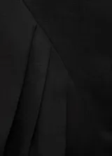 Vestido corto negro de corte evasé, confeccionado en mezcla de lino y lyocell. Presenta cuello barco, sin mangas con tirantes anchos, y detalle de pliegues en la falda. Cuenta con cierre de cremallera en la parte posterior.
