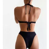 Conjunto de bikini negro con corpiño triangular con detalle de conchas y bombacha con doble tira y detalle de strass.