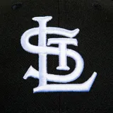 Gorro New Era 59FIFTY negro con visera azul y logo bordado de los St. Louis Cardinals en el frente. Presenta un parche conmemorativo del Busch Stadium en el lateral.