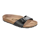 Sandalia Birkenstock modelo Madrid con una sola tira ajustable en color negro, fabricada en material Birko-Flor con plantilla anatómica de corcho y suela de goma.