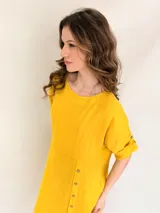 Vestido largo oversize de lino color verde lima, con mangas 3/4 y botones decorativos.