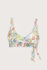 Top de bikini con estampado floral multicolor, con detalle de pañuelo cruzado al frente y cierre con broche en la espalda. Tiene copas con varillas y tirantes medianos ajustables.