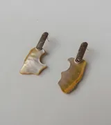 Par de aros colgantes con pieza irregular de nácar y barrita superior de alpaca.