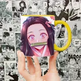 Taza blanca con interior y asa amarilla, con estampado de Nezuko Kamado del anime Kimetsu no Yaiba (Demon Slayer).