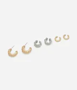 Conjunto de accesorios compuesto por un par de aros con cierre de perno y dos piercings fake, todos con diseño texturizado inspirado en bambú. El set incluye piezas en tonos dorado y plateado.