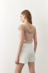 Top de punto color rosa pálido, de escote cuadrado con transparencia en la parte superior y mangas cortas.