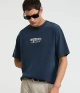 Remera boxy de algodón color azul marino con cuello redondo y mangas cortas. Presenta estampa oriental y lettering "Dowfall" en el frente.