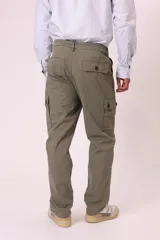 Pantalón cargo negro de corte recto, con bolsillos laterales con solapa y bolsillos traseros.