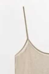 Camiseta de tirantes finos y escote redondo, confeccionada en mezcla de lyocell y lana, de color tostado y diseño liso.