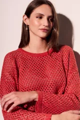 Sweater calado color marrón con lurex, de mangas largas y cuello redondo.