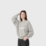 Sweater de punto color gris con cuello redondo, mangas largas con puños acanalados y estampa frontal con el texto 'VNFO'.