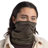 Braga de cuello multifuncional de la marca Buff, confeccionada en lana merino 100% natural. Presenta un diseño ligero y versátil en color verde oliva con textura jaspeada y logo de la marca estampado en el lateral.