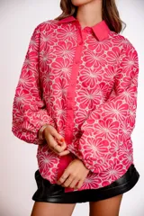 Camisa color crema con bordado de flores blancas, de manga larga abullonada y cuello clásico.