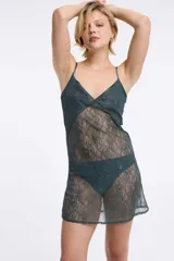 Camisón de encaje color verde oscuro con tirantes finos regulables, escote en V y espalda baja. El pecho está forrado con semi transparencia.