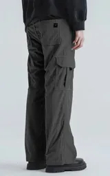 Pantalón cargo de pana color gris, de calce regular con seis bolsillos. Presenta cintura elástica y bolsillos laterales con solapa.