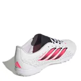 Championes de fútbol Adidas Predator Club TF para pasto sintético, color blanco con diseño texturizado, lengüeta y detalles en negro y fucsia. Incorporan cordones blancos y las icónicas tres tiras de la marca en el lateral.