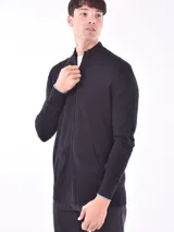 Campera azul marino de tejido de punto con cierre frontal, cuello alto y bolsillos laterales.