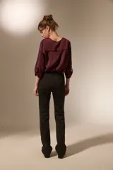 Pantalon de corte flare con cintura media y cinturón integrado con hebilla metálica.